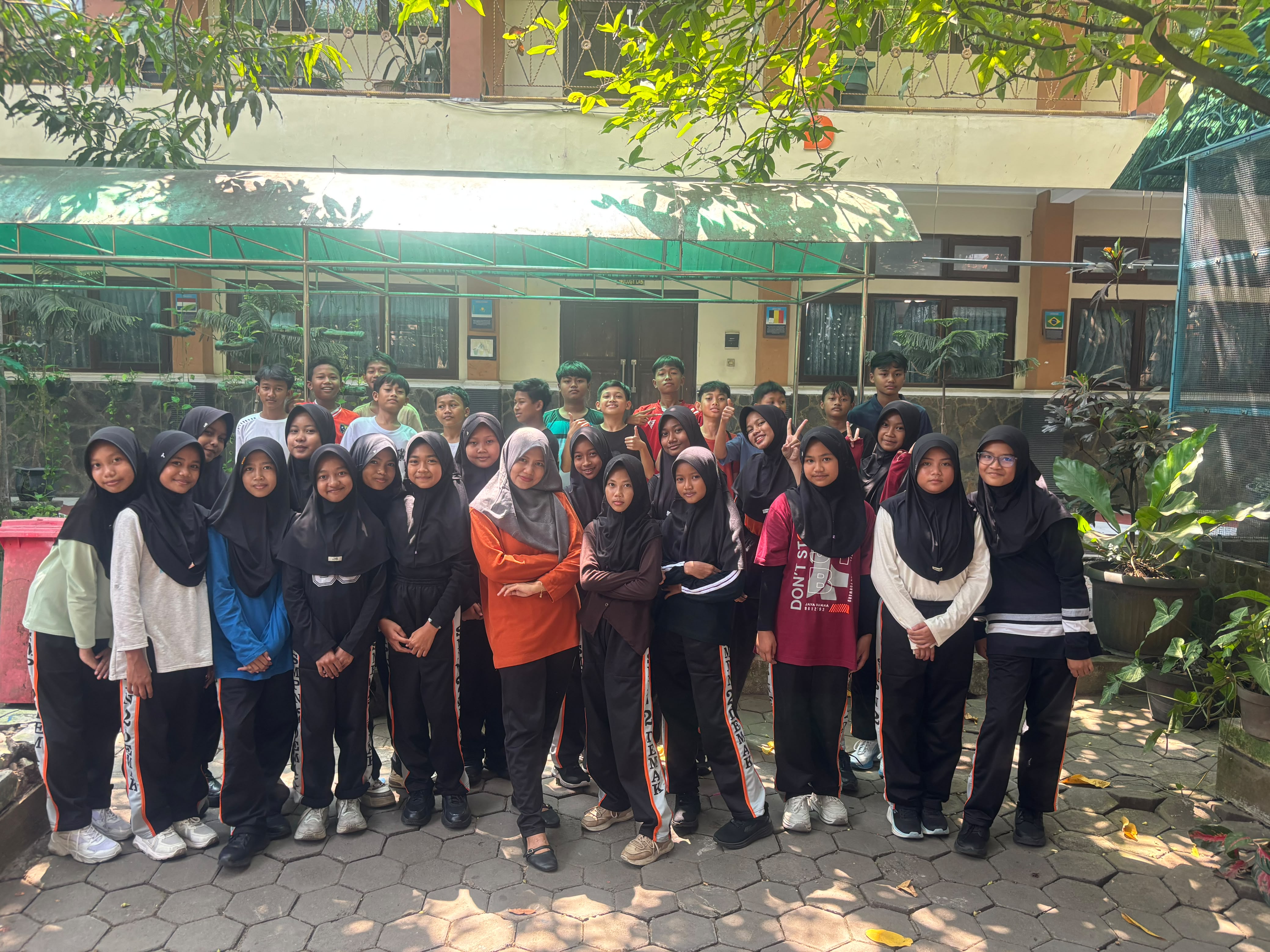 Siswa belajar bersama